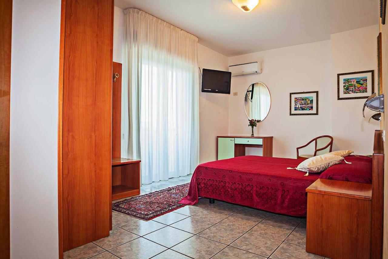 Hotel Haus Charlotte Сан-Бенедетто-дель-Тронто Екстер'єр фото